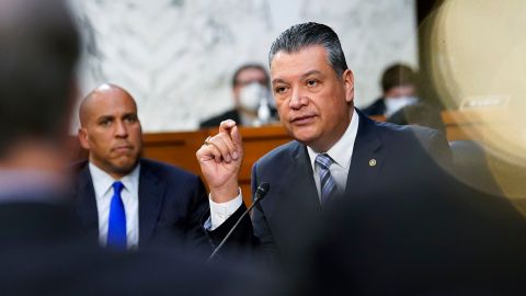 El senador Alex Padilla presentó un proyecto que permitiría otorgar la Green Card a millones de indocumentados.