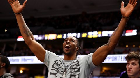 Dwight Howard ve desde la tribuna un juego de sus Lakers ante Denver Nuggets en 2022.