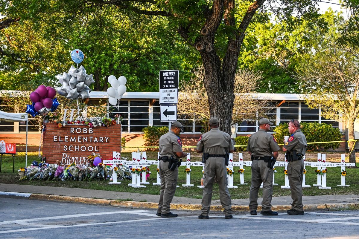 Exjefe de policía escolar de Uvalde, acusado por poner en riesgo a niños en tiroteo de la primaria Robb