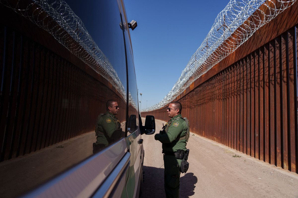Un agente de la Patrulla Fronteriza (CBP) en la frontera sur.  