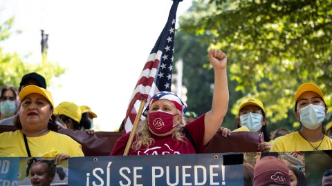 Defensores de inmigrantes presionan por una protección para indocumentados.