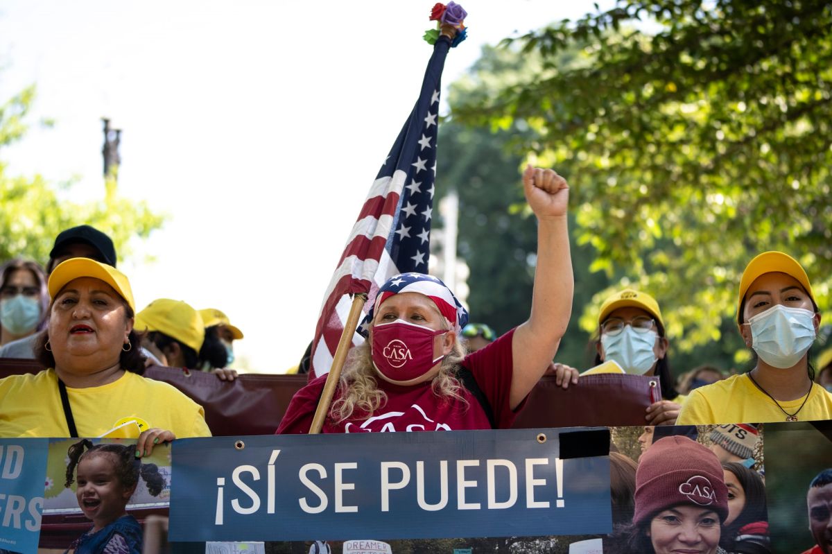 Defensores de inmigrantes presionan por una protección para indocumentados.