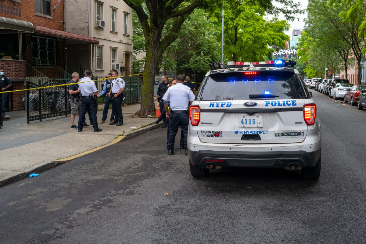 Gorgeous online video: Armed criminals in Manhattan thrust a vehicle into an SUV to steal $ 20,000 from a man