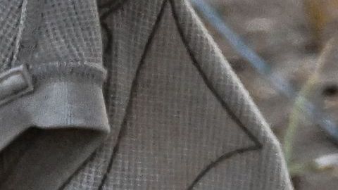 Artículos personales de  migrantes abandonados en la zona de Eagle Pass, Texas, por el Río Grande.