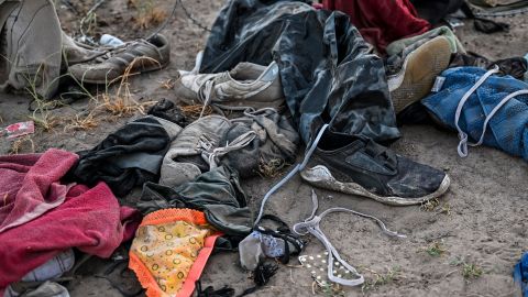 Artículos personales de  migrantes abandonados en la zona de Eagle Pass, Texas, por el Río Grande.