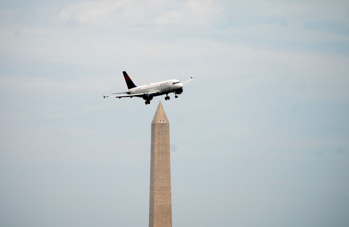 Un avión de Delta Airlines cerca de Washington Monument.