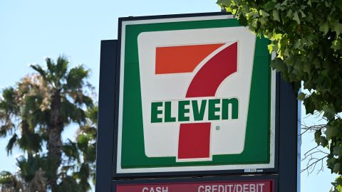 Dos hombres armados abrieron fuego dentro de una tienda 7-Eleven en Capitol Heights, Maryland.