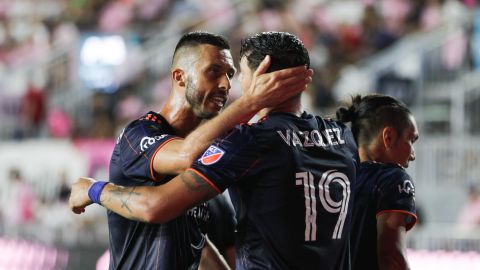 Brandon Velásquez (R) celebra el tercer gol del encuentro ante Chivas.