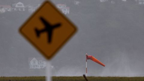 Las salas de abordaje  lucen vacías en el Aeropuerto Internacional de Orlando.