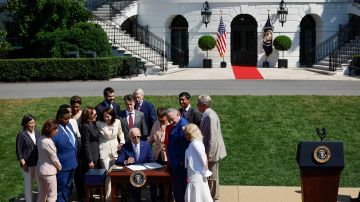 En agosto, el presidente Biden firmó la ley bipartidista de Ciencias y CHIPS.