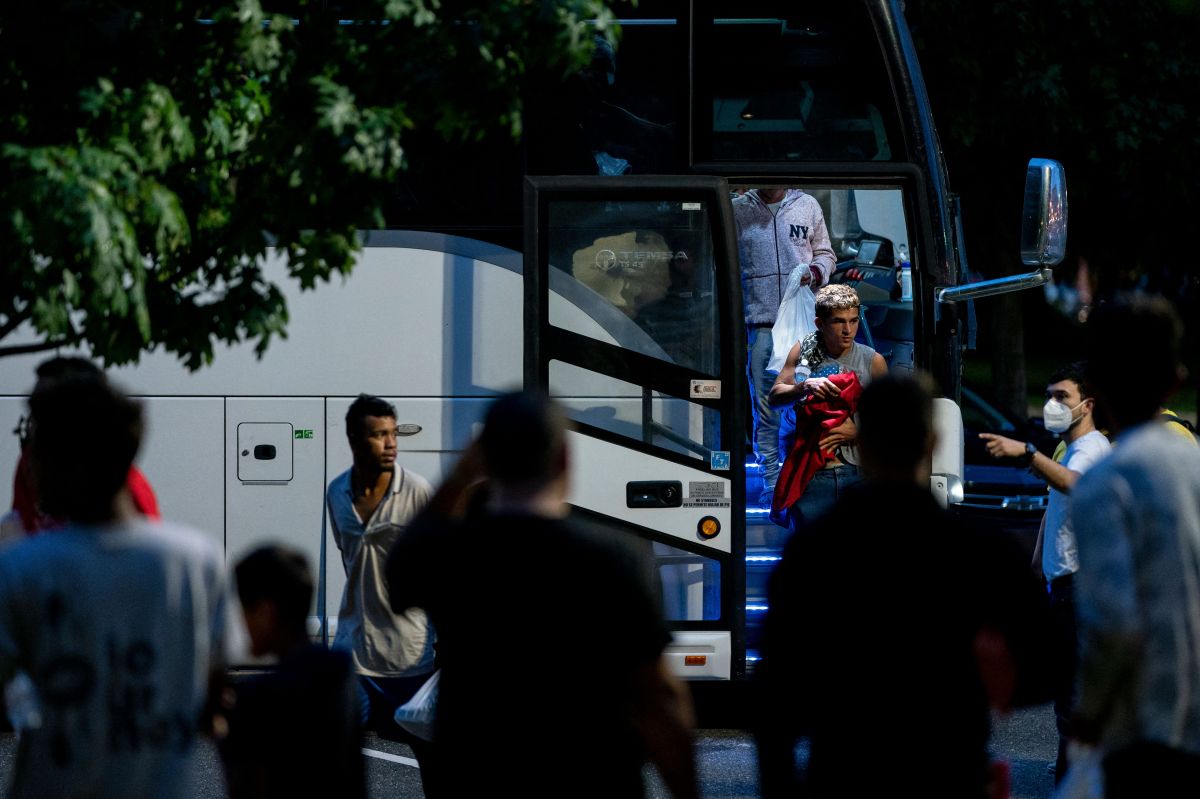Migrantes enviados en bus desde Texas, agosto 2022.