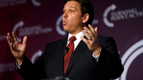 El gobernador Ron DeSantis desató oleada de críticas por el envío de inmigrantes de Florida a Massachusetts.