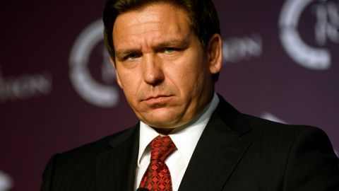 El gobernador republicano Ron DeSantis enfrenta presión por el envío de inmigrantes a Martha's Vineyard.