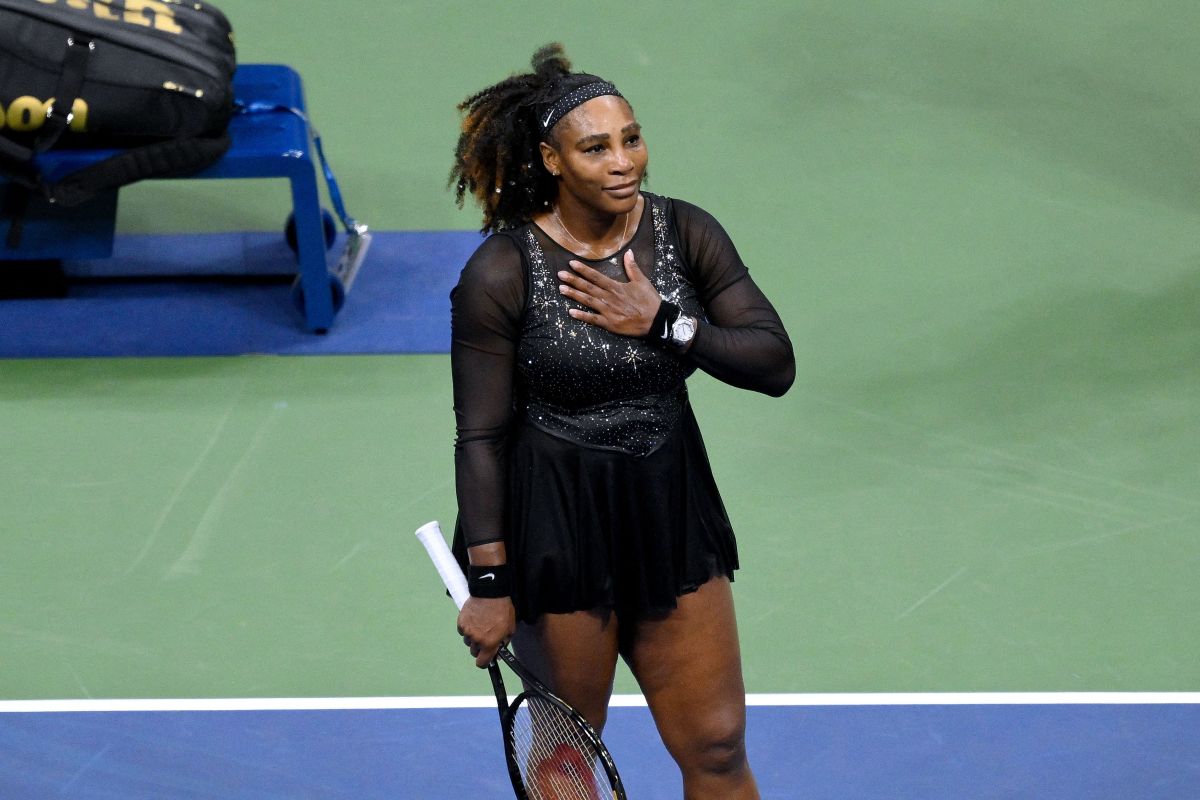 Serena Williams se muestra conmovida por los fanáticos durante su despedida del tenis en el US Open.