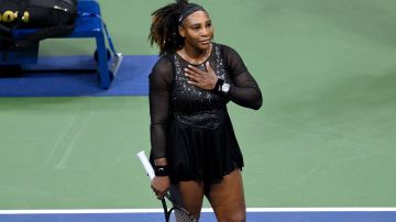 Serena Williams se muestra conmovida por los fanáticos durante su despedida del tenis en el US Open.