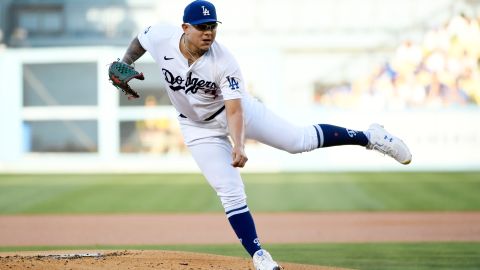 Julio Urías durante un encuentro ante San Diego Padres en Dodgers Stadium.