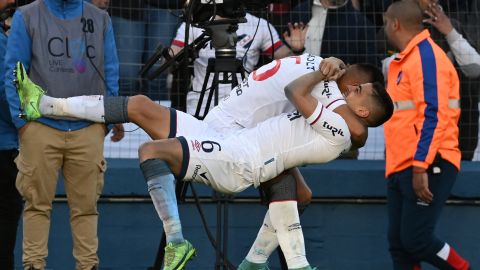 Luis Suárez celebra con un compañero su gol ante Peñarol.