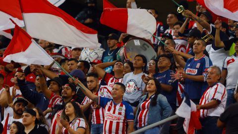 El abuelo acudió por primera vez al Estadio Azteca a ver al Chivas.