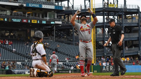 Albert Pujols pisa el home luego de conectar su cuadrangular 697.