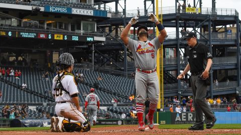 Albert Pujols pisa el home luego de conectar su cuadrangular 697.