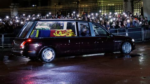 Este es el vehículo en el que llegó el cuerpo de la Reina Isabel II.