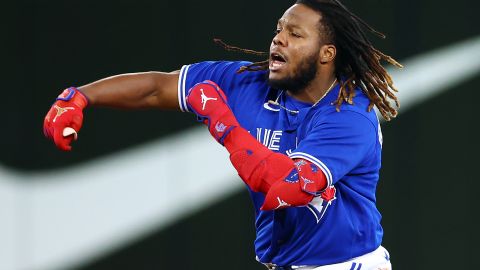 Vladimir Guerrero celebra luego de conectar su jonrón 100 en Grandes Ligas.