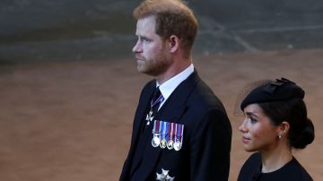 Permiten que el príncipe Harry use uniforme en la vigilia de la reina Isabel II.