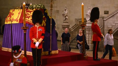 El guardia se desmayó mientras vigilaba el ataúd de la Reina Isabel II.