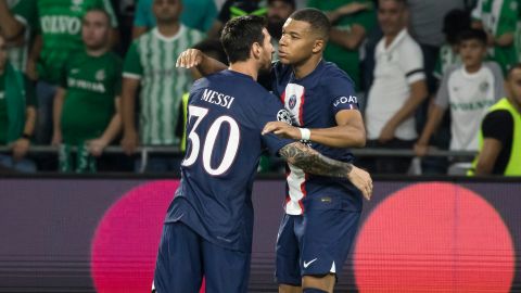 Kylian Mbappé y Lionel Messi durante un encuentro ante Maccabi Haifa en Israel, por Champions League.