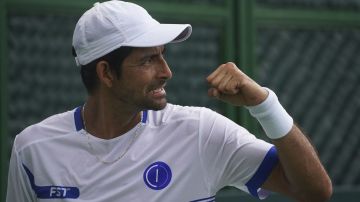 El salvadoreño Marcelo Arévalo celebra la victoria para su país en la Copa Davis.