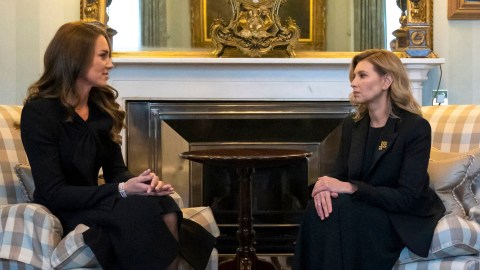 Catherine, Princesa de Gales de Gran Bretaña, habla con la Primera Dama de Ucrania, Olena Zelenska, durante una reunión en el Palacio de Buckingham.
