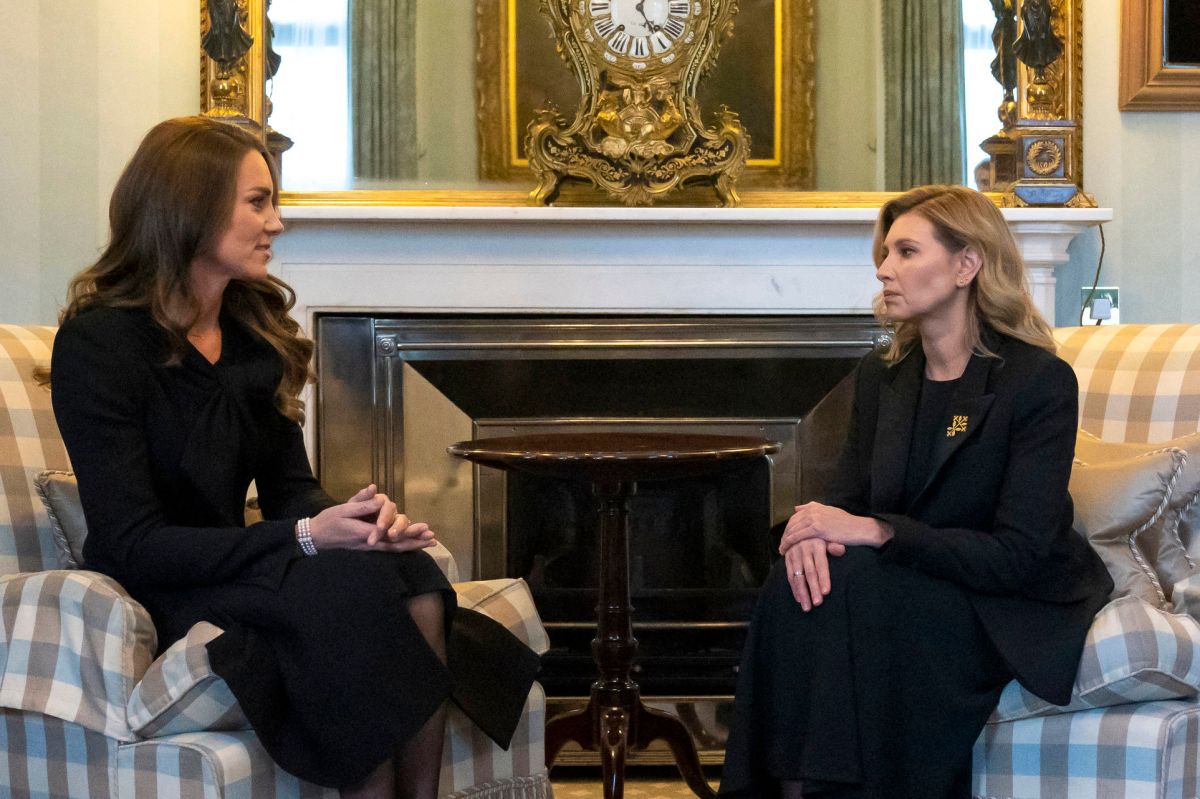Catherine, Princesa de Gales de Gran Bretaña, habla con la Primera Dama de Ucrania, Olena Zelenska, durante una reunión en el Palacio de Buckingham.