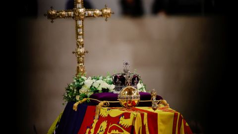 El ataúd de la Reina Isabel II en el catafalco en Westminster Hall.