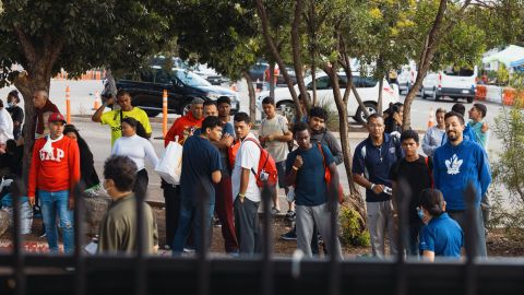 piden investigar engaño a venezolanos enviados por DeSantis a Massachusetts
