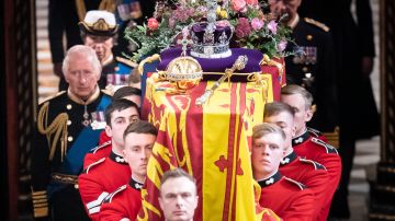 El rey Carlos III le dejó un emotivo mensaje a su madre sobre su féretro durante el funeral