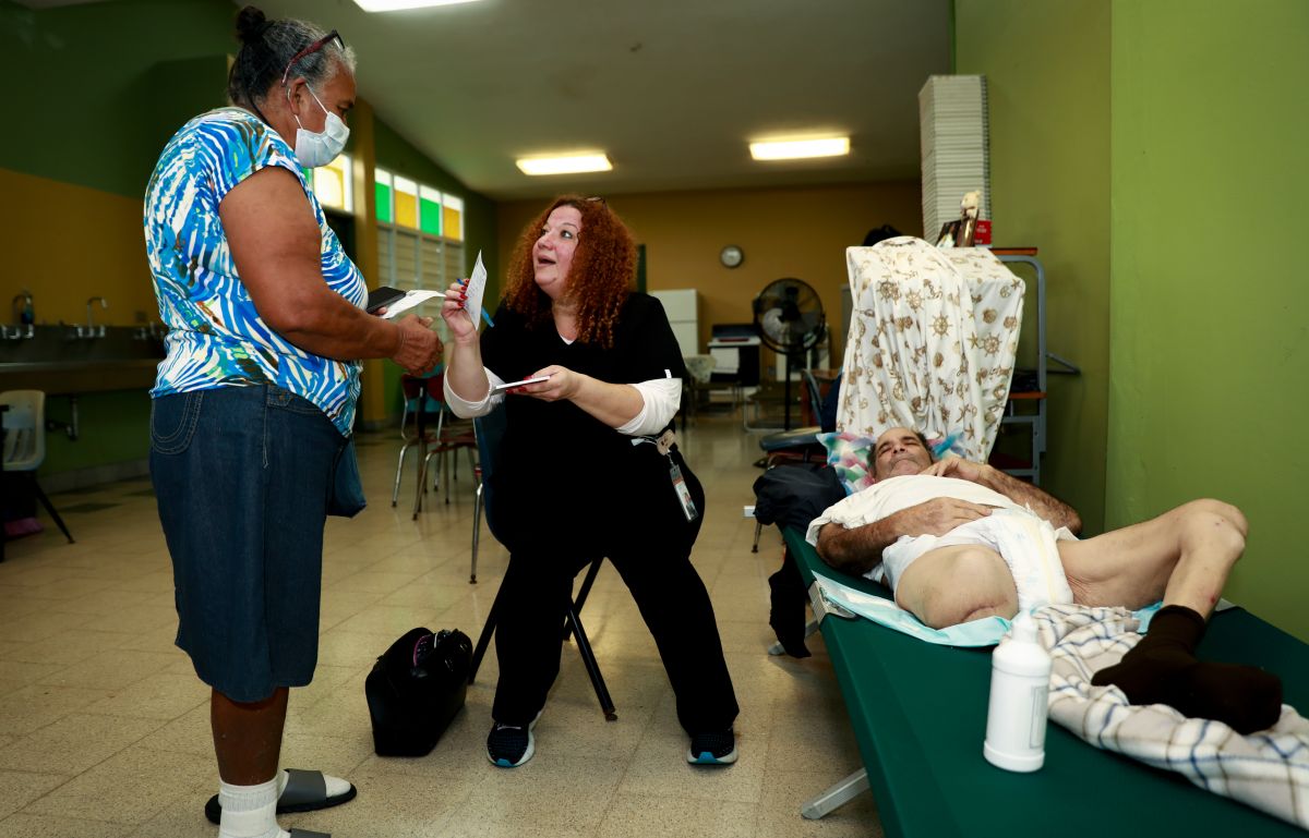 La Dra. Lourdes Marrero de la organización Haití Se Pone de Pie atiende al paciente Jaime Martínez en una escuela de Salinas, Puerto Rico.