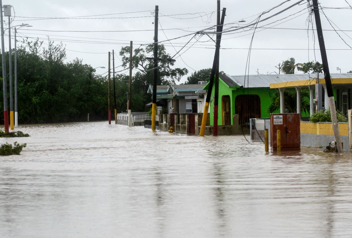 Vía inundada en Salinas, al sur de Puerto Rico por las lluvias del huracán Fiona.