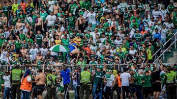 Los fanáticos del Deportivo Cali invadieron el campo en el partido contra Cortuluá.