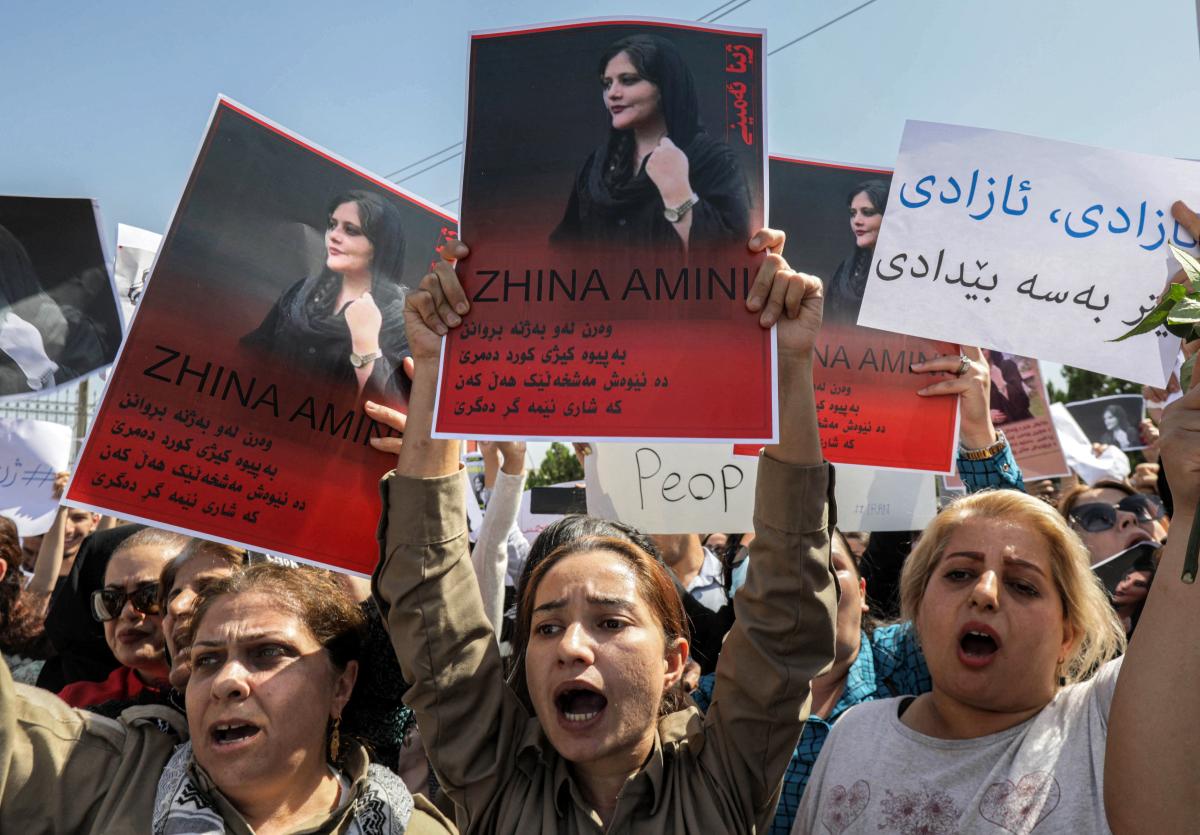 VIDEO: Hombre abofetea a una mujer en medio de las protestas en Irán y la  reacción de los manifestantes se hace viral - El Diario NY