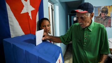 Un hombre vota en el referéndum “Ley de familia” en La Habana.