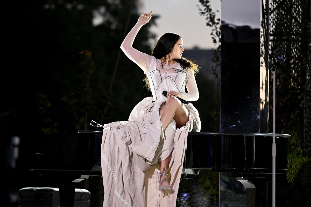 La cantante Rosalía fue sorprendida por uno de sus fanáticos durante su presentación.
