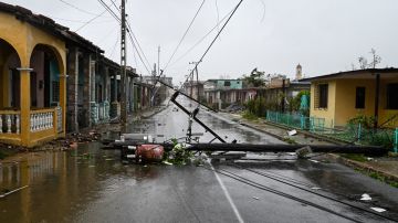 Un poste de luz se encuentra en la calle de Consolación del Sur, Cuba, durante el paso del huracán Ian.