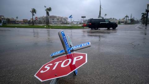 Jim Cantore intentaba hacer un reporte desde Punta Gorda.
