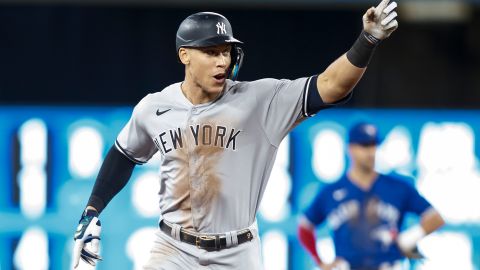 Aaron Judge saluda a sus compañeros y a la fanaticada presente en el Rogers Centre tras despachar el histórico jonrón 61 de la temporada.