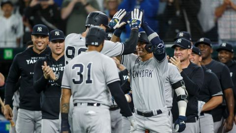 Aaron Judge llega al home y celebra con sus compañeros luego de disparar el cuadrangular 61 de la temporada.