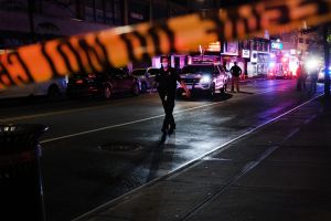 Adolescente murió tras ser baleado en escalera de edificio en Nueva York