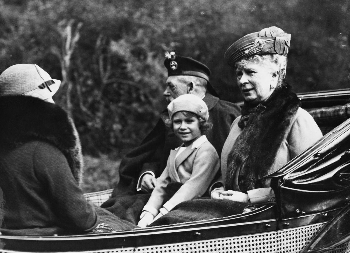 La Reina Isabel II con su abuela la Reina María.