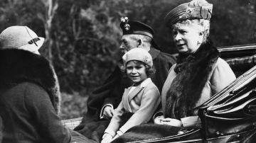 La Reina Isabel II con su abuela la Reina María.