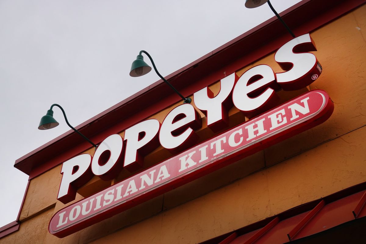 Online video: Staff members of a Popeyes in Atlanta refuse to sell food to a girl for a homeless person