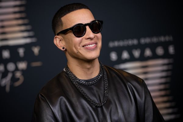 Daddy Yankee went out to greet his fans in Chile and a crowd came over him